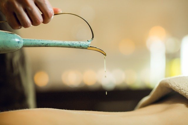 Oczyszczanie olejami – nowoczesna metoda walki z trądzikiem