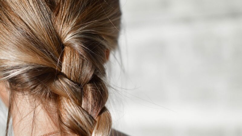 Wzmacniaj i odżywiaj swoje włosy: sprawdzone domowe metody!
