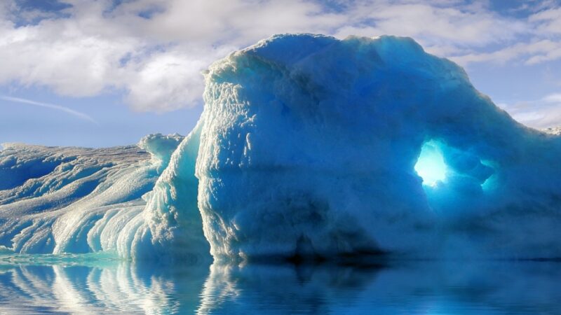 Ruch największej góry lodowej na Ziemi – potencjalne zagrożenie dla ekosystemu Antarktyki