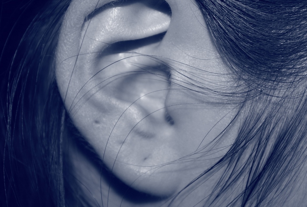 Paracenteza błony bębenkowej: klucz do ulgi przy przewlekłym zapaleniu ucha środkowego