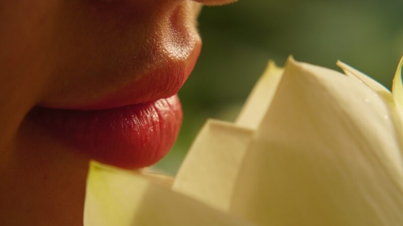 Jak osiągnąć pełne i zmysłowe usta? Przegląd metod powiększania warg, ich efektów i kosztów.