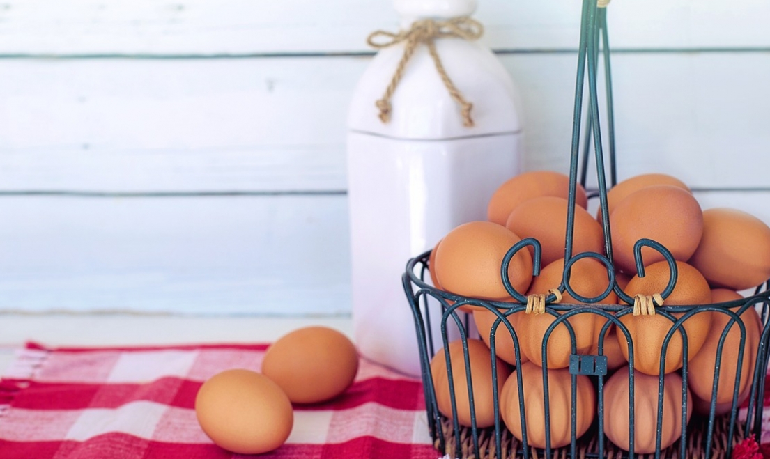 Roślinne odpowiedniki jajek w diecie wegańskiej: analiza składu, cech i potencjalnych plusów dla zdrowia