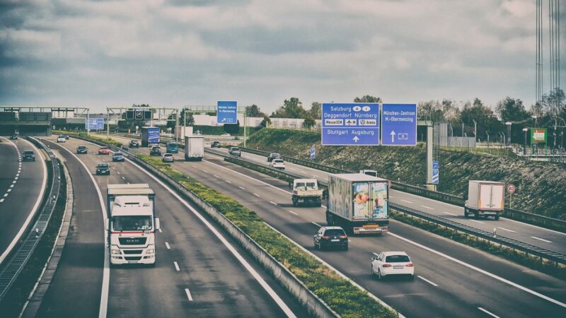 Nowe przepisy drogowe utrudniają kierowcom: obowiązek zachowywania prawidłowego odstępu między pojazdami