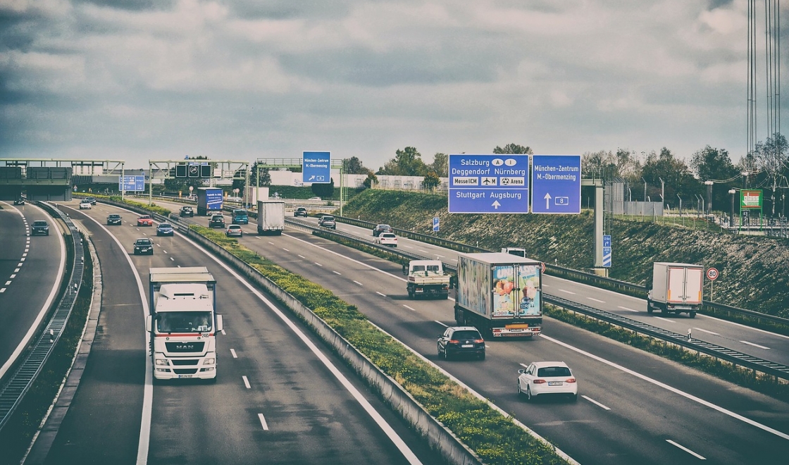 Nowe przepisy drogowe utrudniają kierowcom: obowiązek zachowywania prawidłowego odstępu między pojazdami