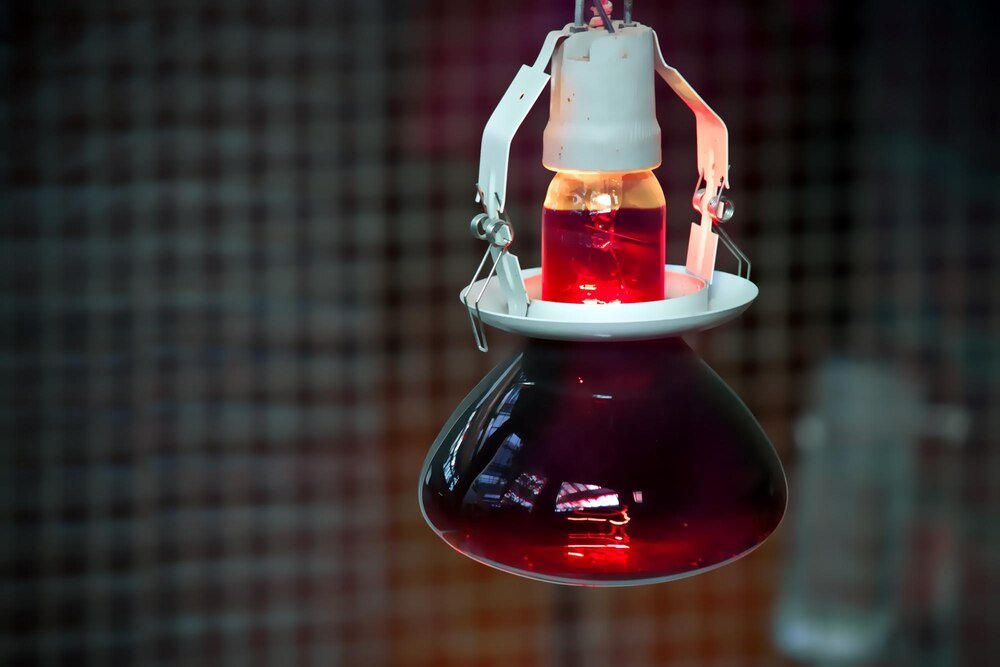 Lampa na podczerwień: działanie, zastosowanie i przeciwwskazania